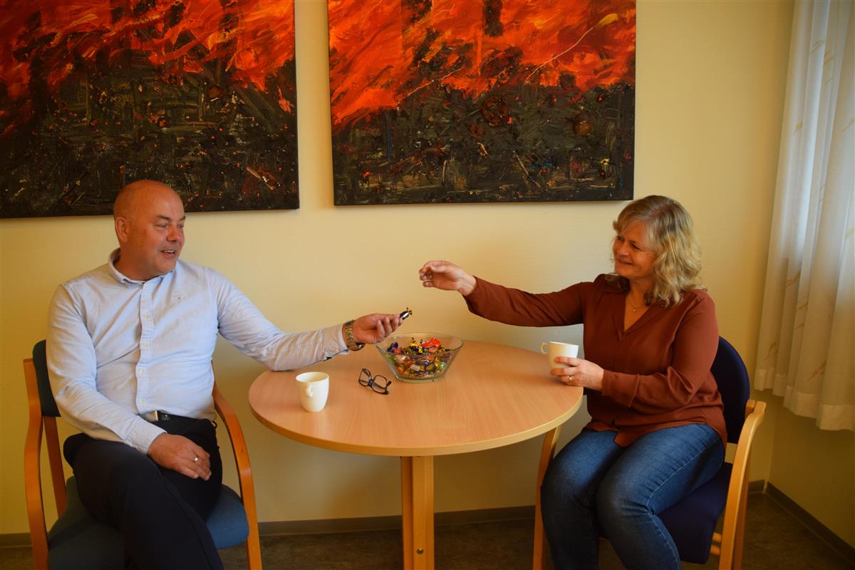 Kåffikopp med ordførar og varaordførar - Klikk for stort bilete