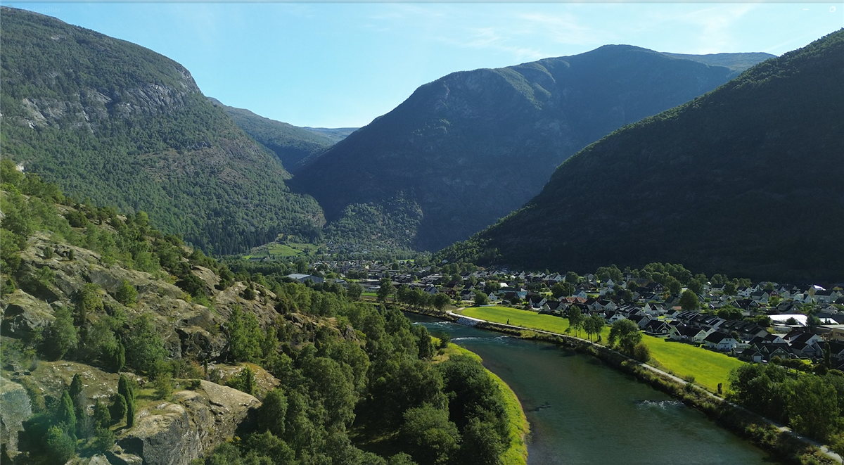 Dronefoto av Lærdalsøyri - Klikk for stort bilete