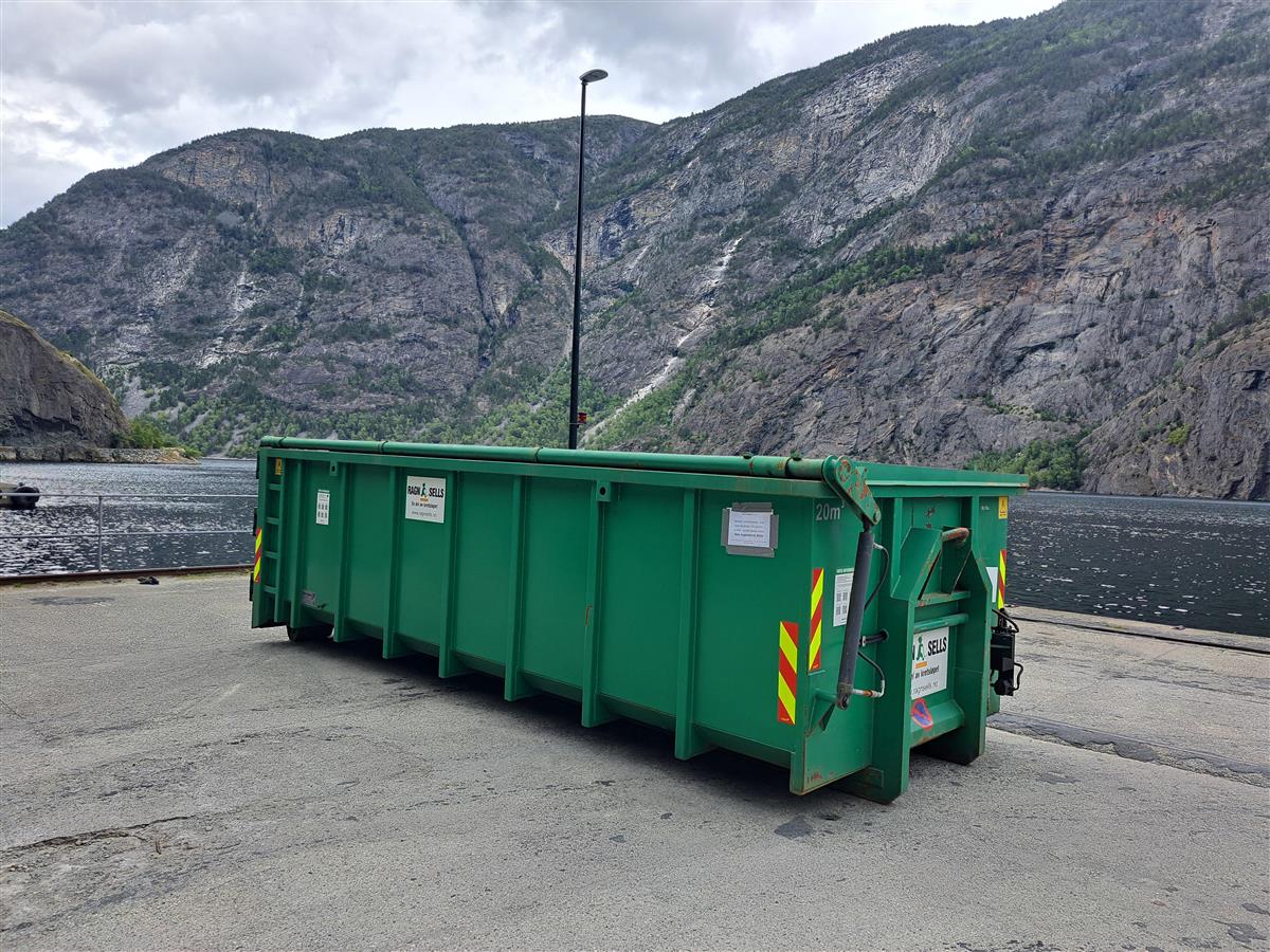 Konteineren står klar i Habben til å bli fylt med marint søppel - Klikk for stort bilete